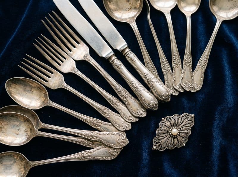 Cubertería de plata y joyas antiguas tasadas en A Coruña