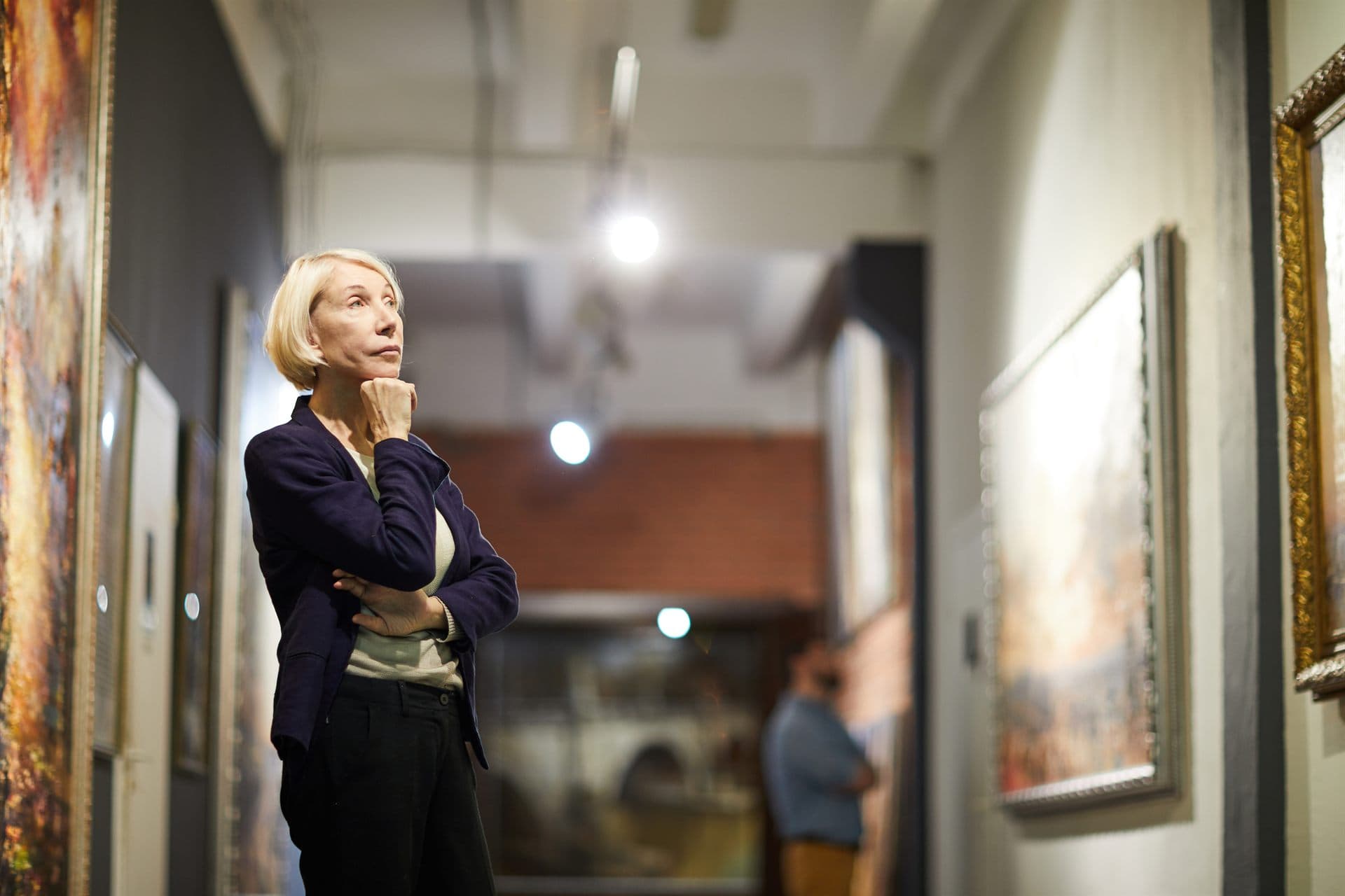 Sala de exposición con obras de arte pendientes de tasación en A Coruña